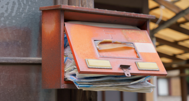 ポストが溢れて防犯リスクが増大画像